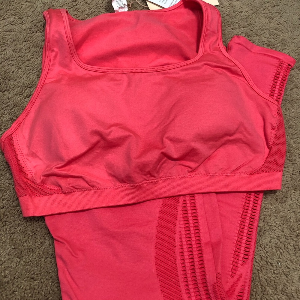 Fabletics demo lovato outfit